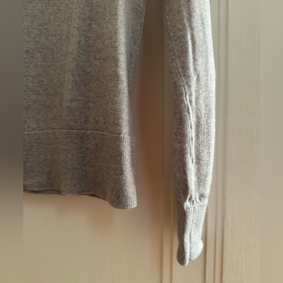 GAP 100% Merino Wool Light Gray Crew Neck Sweater - Women’s XS - Picture 6 of 7